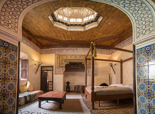 O palacete marroquino é iluminado por aberturas no teto, que trazem o sol para dentro de casa (Foto: Airbnb/ Reprodução)