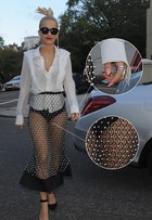 Rita Ora abusa da transparência e aposta em visual exótico, em Londres