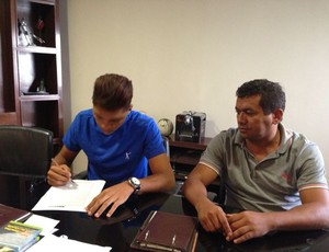 Igor Gomes assina contrato com Corinthians (Foto: Lupercio Segundo/Divulgação)
