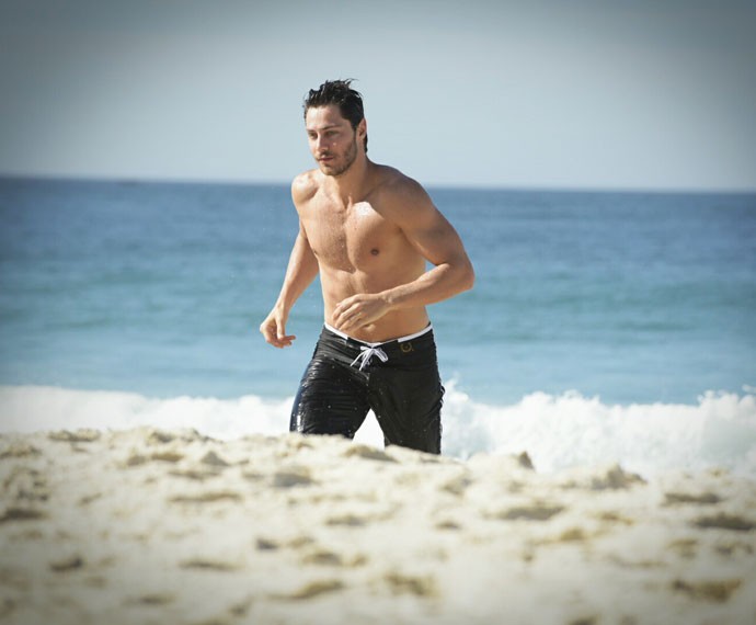 André Bankoff exibe boa forma na praia (Foto: Raphael Dias/Gshow)