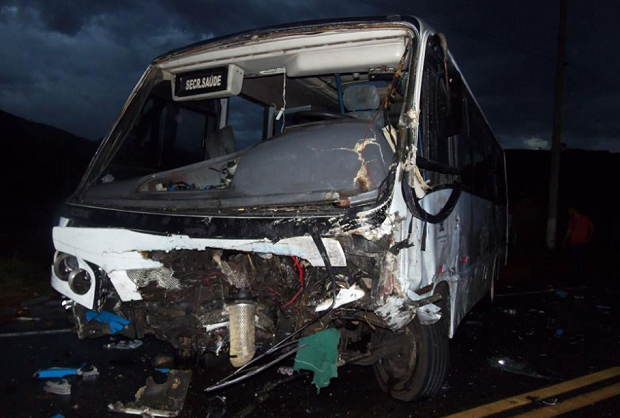 Bombeiros disseram que ônibus atingido pela viatura fazia o transporte de estudantes (Foto: Vinnícius Cremonez / SF Notícias)