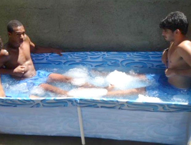 Jogadores do Espírito Santo, de Anchieta, fazendo recuperação pós-jogo em piscina de plástico (Foto: Divulgação/ ESFC)