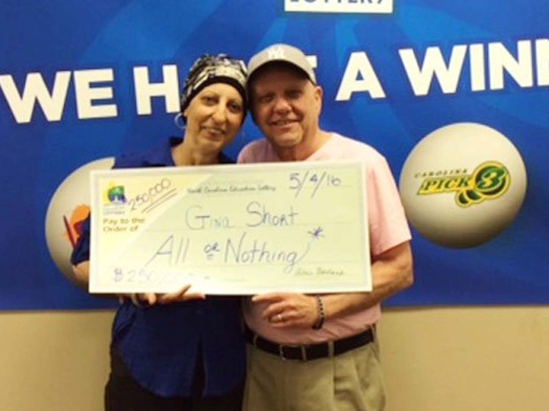 Gina e Len Short exibem prêmio de US$ 250 mil que ganharam na loteria na Carolina do Norte (Foto: Reprodução/ Twitter/ NC Education Lottery)