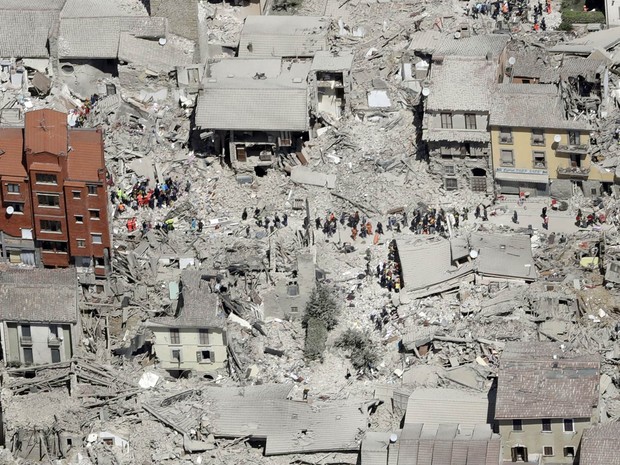 Imagem aérea mostra destruição causada por terremoto em Amatrice, na Itália (Foto: Gregorio Borgia/AP)