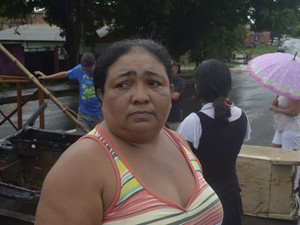 Dona de casa Jucilene Moura cobrou mais atenção do poder público (Foto: Abinoan Santiago/G1)