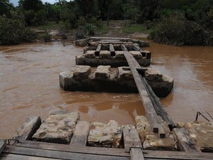 Ponte na cidade de Buriti dos Lopes foi destruída pela força da água  (Foto: Francisco Gilásio)