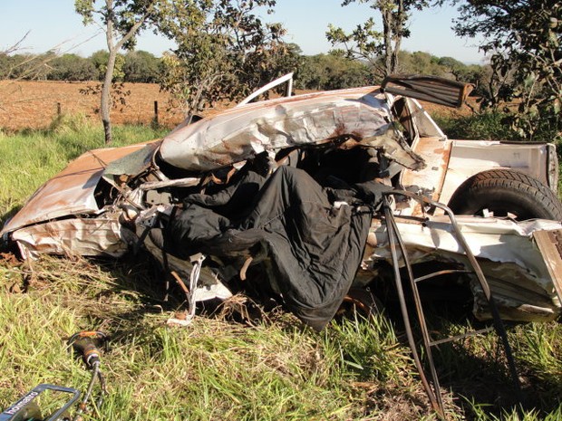 Caminhonete ficou destruída após colisão na BR-050, em Pires Belo, Goiás (Foto: Reprodução/ Polícia Rodoviária Federal)