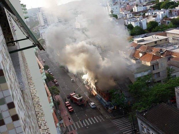 Fogo atingiu segundo andar de prédio na Cidade Baixa, em Porto Alegre (Foto: Rita Possada/Arquivo pessoal)