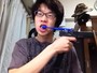 Japonês causa polêmica ao escovar os dentes com pistola e rifle