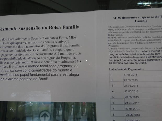 Avisos foram fixados nas agências da CEF em Alagoas (Foto: Carolina Sanches/ G1)