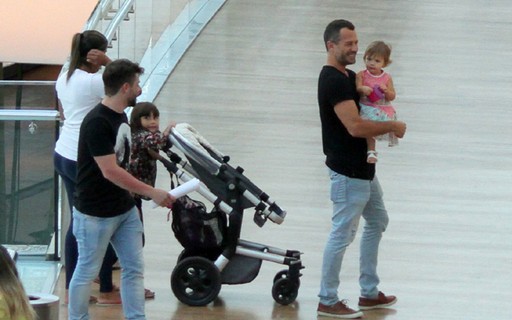 Dia De Farra Malvino Salvador Leva Filhas Para Passeio No Shopping