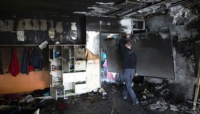 Trabalhador remove quadro de escola incendiada (Foto: Reuters) Trabalhador remove quadro de escola incendiada (Foto: Reuters)