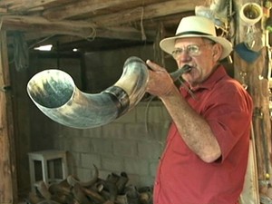 Artesão Geraldo Agrizzi fabrica berrante no Espírito Santo. (Foto: Reprodução/TV Gazeta Sul)