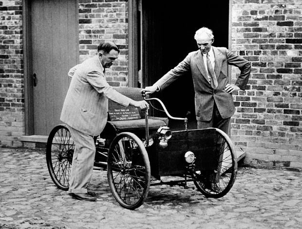 Dezembro de 1936 - Henry Ford (dir.) observa o primeiro carro que ele construiu, no galpão de tijolos logo atrás, em Detroit (Foto: AP/Arquivo)
