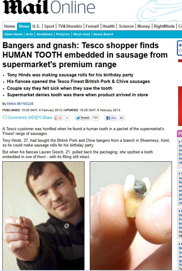 Tony Hinds exibe dente que estava em linguiça (Foto: Reprodução/Daily Mail)