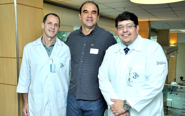 Ricardo Gomes visita equipe de hospital (Foto: Andressa Maria Santos Vieira/Divulgação Hospital Pasteur)