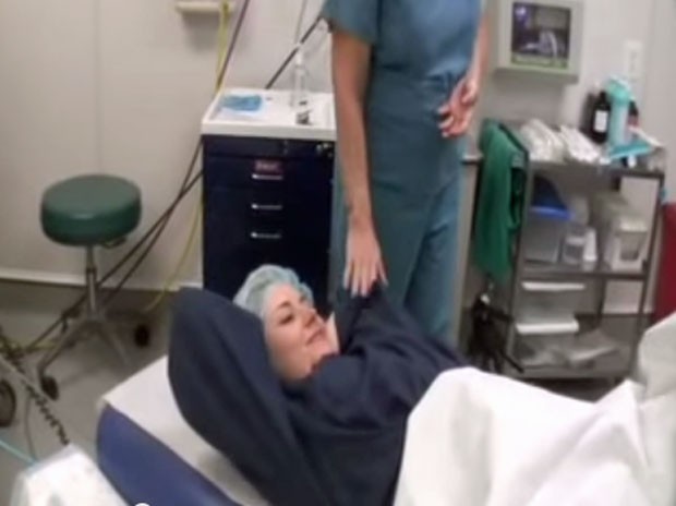 Imagem mostra a americana Emily Letts, de 25 anos, momentos antes de iniciar seu aborto (Foto: Reprodução/YouTube/Emily Letts)