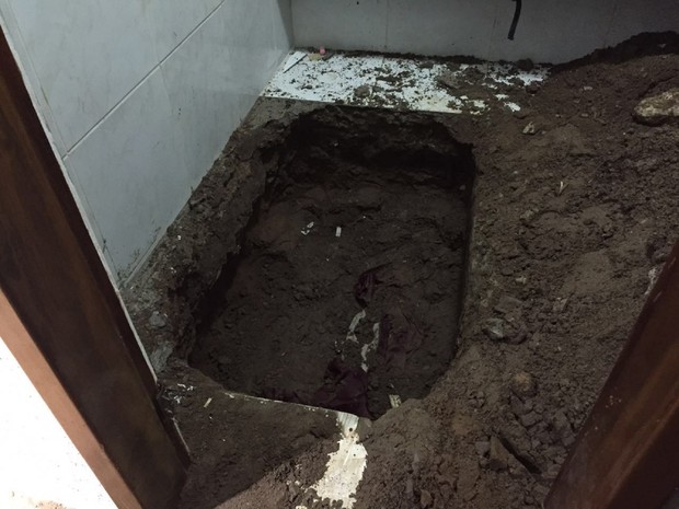Vítima foi encontrada enterrada na dispensa da própria casa, em João Pessoa. (Foto: Walter Paparazzo / G1)
