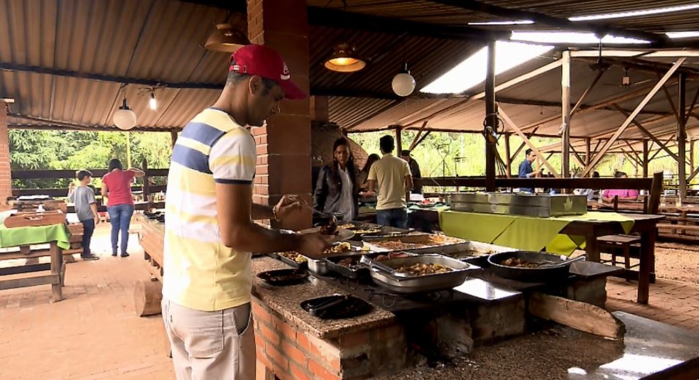 Durante a visita ao local, é possível apreciar pratos (Foto: Reprodução/EPTV)