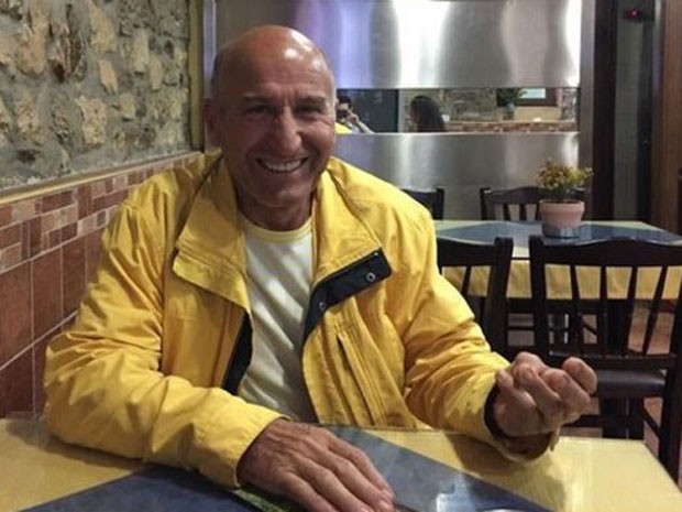 Dimitris Tsoukalas ajudou a transformar o vilarejo de Anavra com subsídios da União Europeia (Foto: BBC)