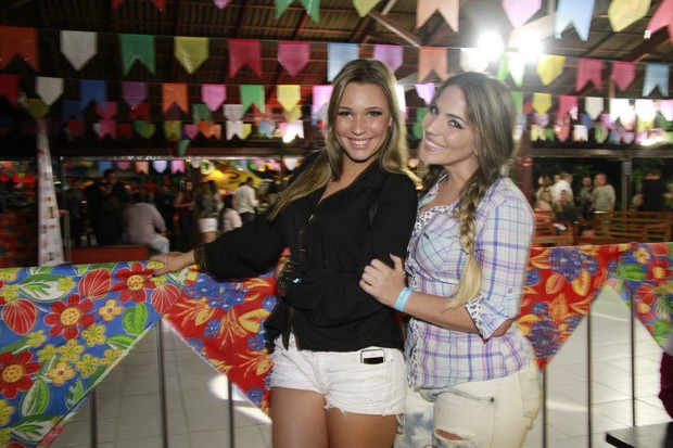 Ex-BBBs Marien e Anamara curtem festa junina no Rio (Foto: Isac Luz/EGO)