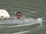 Homem é flagrado nadando em rio poluído na Indonésia