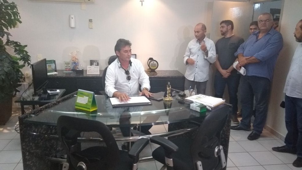 Nosman Barreiro encara a santa pouco antes de ela ser arrancada da mesa (Foto: Cisco Nobre / GloboEsporte.com)