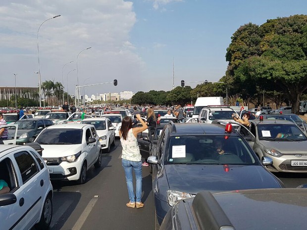 Policiais civis do Distrito Federal durante carreata nesta segunda-feira (22); o ato consistiu em entregar carros com defeitos para a Diretoria de Transportes da PC no SIA (Foto: Polícia Civil/Divulgação)