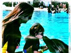 Fofa! Rafa Justus beija golfinho durante viagem