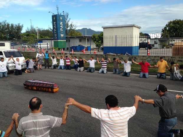 Motoristas ajoelham e fazem oração na frente do Terminal Alvorada (Foto: Renata Soares / G1)