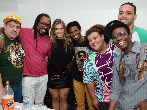 Ex-BBB Fani comemora aniversário com Fani com amigos e integrantes da banda D'Funk in Samba (Foto: Ari Kaye/ Divulgação)