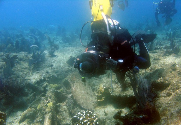 Mergulhador observa restos de embarcação no fundo do mar, no México (Foto: Divulgação/Helena Barba/INAH)