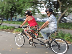 A bicicleta de Milton tem dois quadros, dois pedais e permite que ele, deficiente visual, pratique exercício. (Foto: Lorena Aquino/G1)