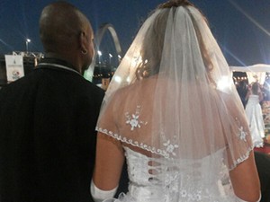 Casal durante cerimônia em casamento coletivo em calçadão da Ponte JK, em Brasília (Foto: Isabella Formiga/G1 DF)