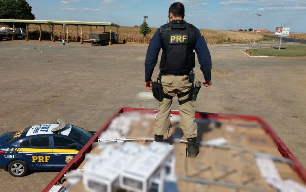 Carretas que transportavam cigarros contrabandeados do Paraguai s&atilde;o apreendidas na BR-364 (Foto: Divulga&ccedil;&atilde;o/ PRF)