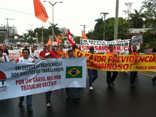 Integrantes da UGT e da Força Sindical pedem melhorias para trabalhadores em Manaus (Foto: Girlene Medeiros /G1 AM)
