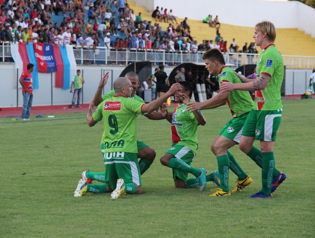 Jogadores do Salgueiro comemoram gol no Florestão (Foto: João Paulo Maia)
