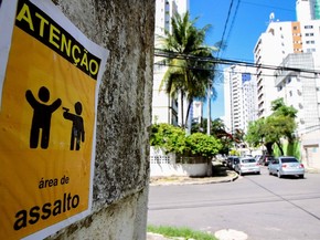 Cartaz alerta perigo de assalto na Rua Dhália, em Boa Viagem (Foto: Marlon Costa Lisboa/Pernambuco Press)