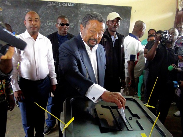 Jean Ping, candidato da oposição, vota em Libreville durante as eleições para presidente no Gabão (Foto: Erauds Wilfried/Reuters)