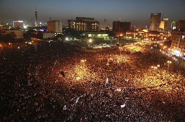Manifestantes na Praça Tahir, no Cairo, após condenação do ex-presidente egípcio Hosni Mubarak (Foto: Mohammed Salem/Reuters)