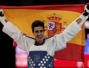 Joel Gonzalez Bonilla comemora ouro no taekwondo com bandeira da Espanha (Foto: Reuters)