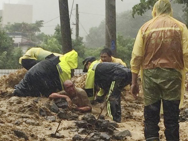 Homem é resgatado em Xindian, após a passagem do tufão Soudelor (Foto: Corpo de Bombeiros de New Taipei/AP)