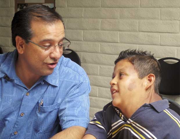Garoto mexicano conversa com pastor batista, já nos EUA. (Foto: AP)