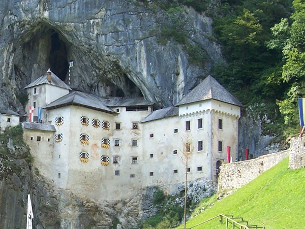 O castelo de Predjama, na Eslovênia (Foto: Luca Giarelli/Creative Commons)