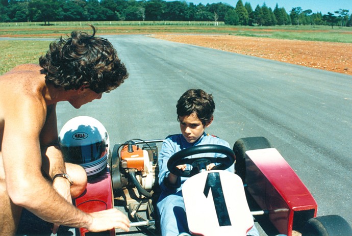 Ayrton ensina o sobrinho Bruno Senna a dar os primeiros passos no kart (Foto: Arquivo Pessoal / Divulgação)