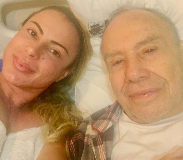 Marilene Saad com Stênio Garcia no hospital, antes da operação (Foto: Reprodução/Instagram)