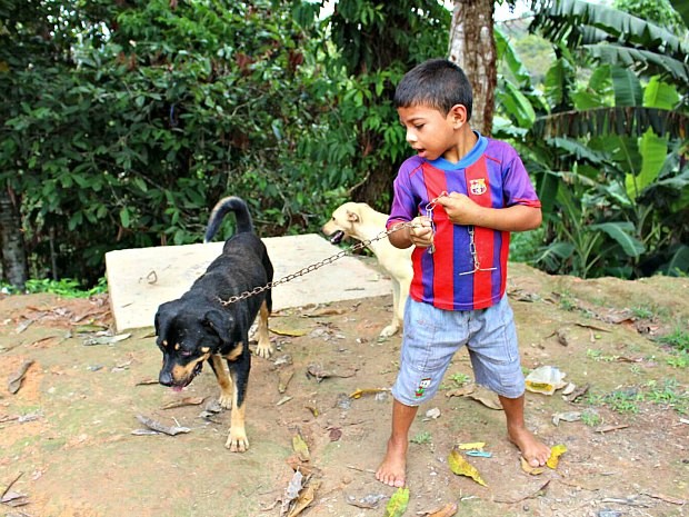 Calebe e o cão Robinho sempre estão brincando na área de casa, disse a mãe (Foto: Marilene Silva / Rede Amazônica)