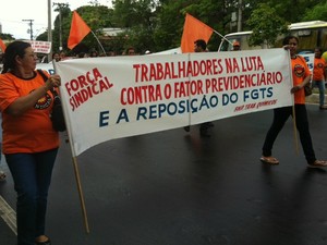 Mainifestantes fazem reivindicação pela Avenida Mário Ypiranga Monteiro, em Manaus (Foto: Girlene Medeiros /G1 AM)