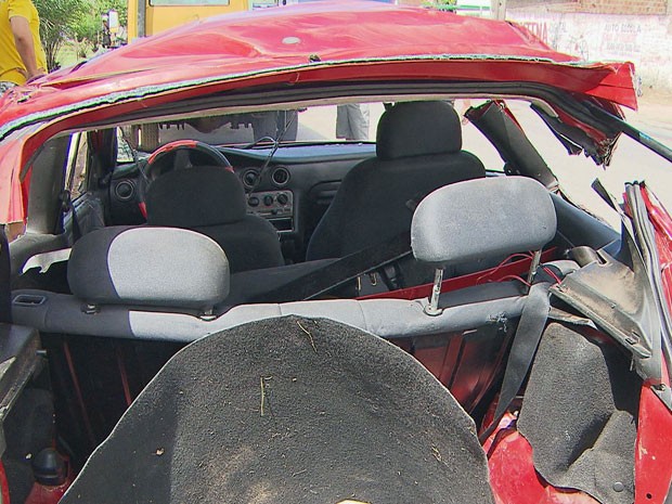 Parte traseira do veículo ficou destruída (Foto: Reprodução / TV Globo)