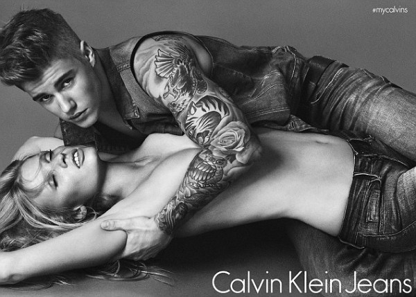 Justin Bieber e Lara Stone no anúncio da Calvin Klein (Foto: Reprodução)